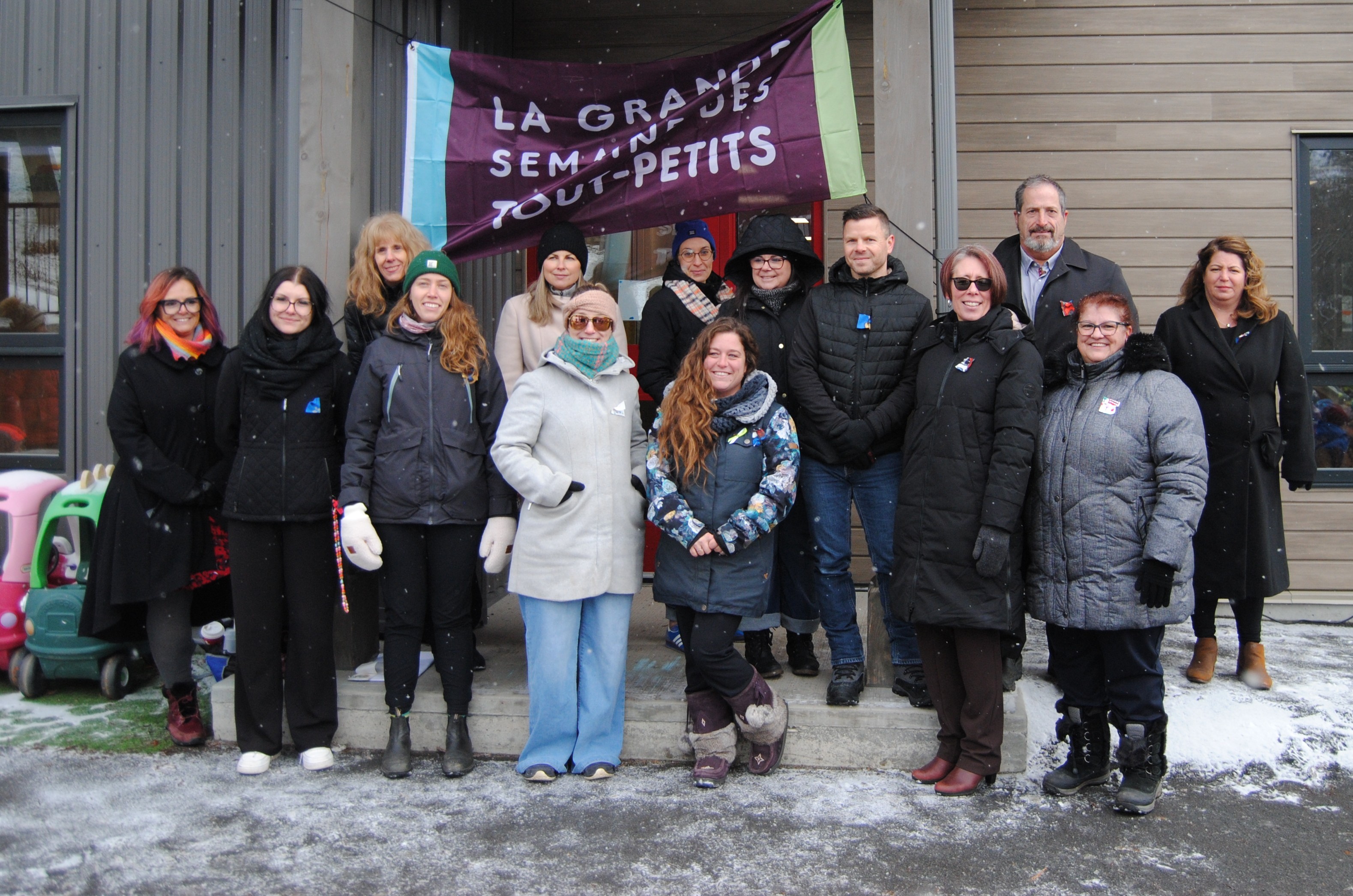 Partenaires devant drapeau.JPG